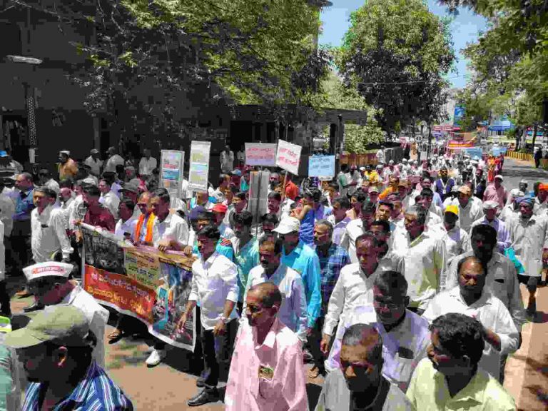 टाळ-मृदंगाच्या गजरात कचरा डेपोविरोधात रणशिंग