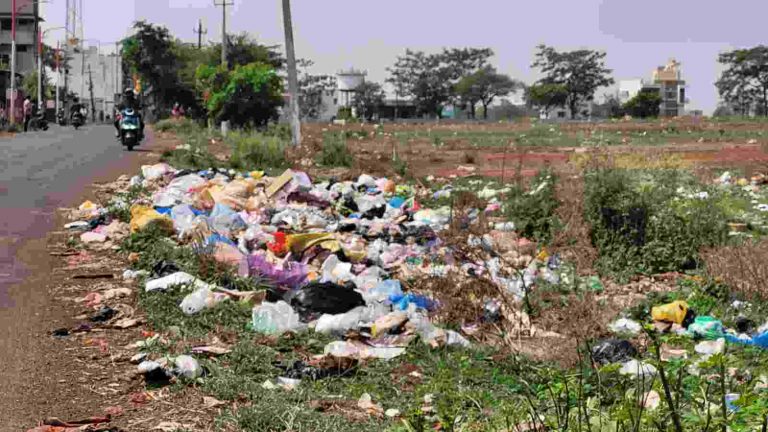 शिंदोळी रोड वरील ‘या’ वाढत्या अस्वच्छतेकडे लक्ष देण्याची मागणी