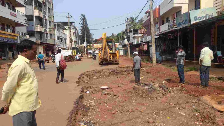 चौथ्या रेल्वे गेट रस्त्याच्या ठिकाणी प्रथम ‘याची’ पूर्तता करण्याची मागणी