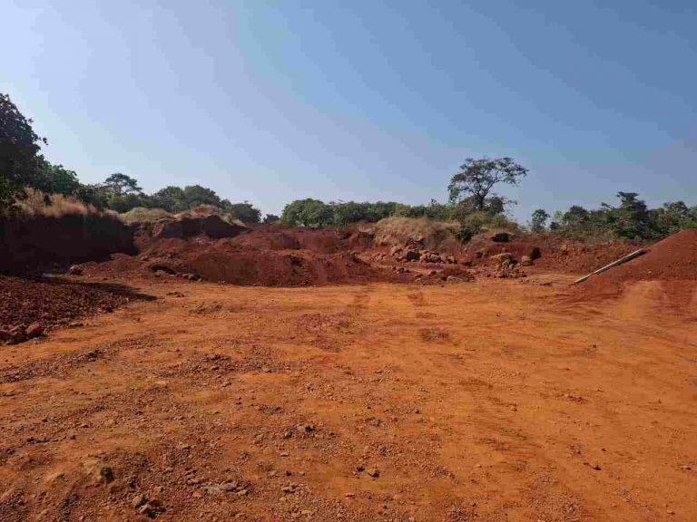 बेळगुंदी येथील सरकारी जमिनीवरील लॅटेराइट खाणकाम स्थगित