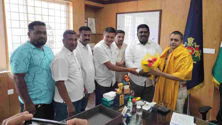 शिवजयंती मिरवणूक शांततेत पार पाडल्याबद्दल पोलीस आयुक्त, उपायुक्तांचा सत्कार