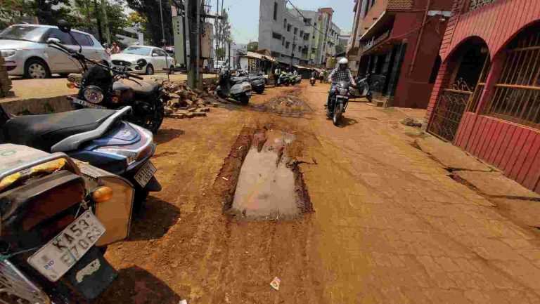 केळकर बाग येथील ‘या’ खचलेल्या रस्त्याकडे लक्ष देण्याची मागणी