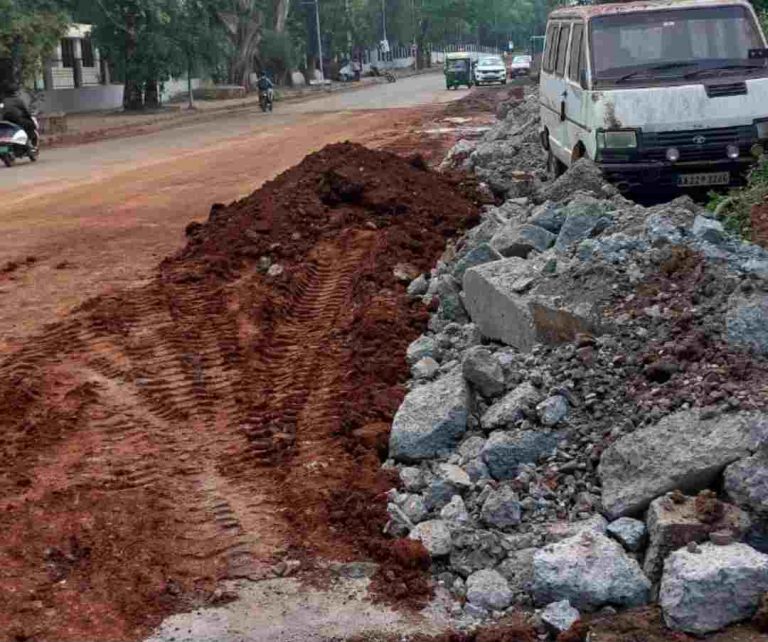 विकास कामाच्या नावाखाली मंडोळी रोडची पुन्हा वाताहत