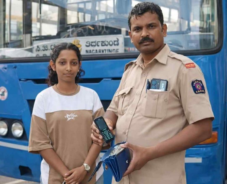 हरवलेली पर्स प्रामाणिकपणे परत; बस वाहक व चालकाचे सर्वत्र कौतुक