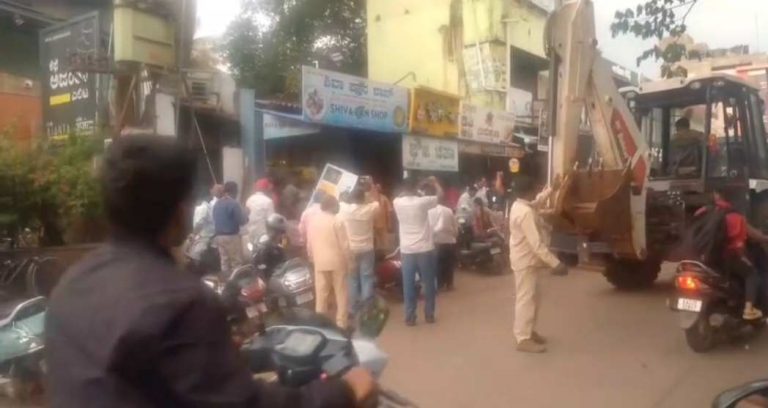 आरपीडी कॉलेज रोडवरील फुटपाथवरील अतिक्रमणे जमीनदोस्त