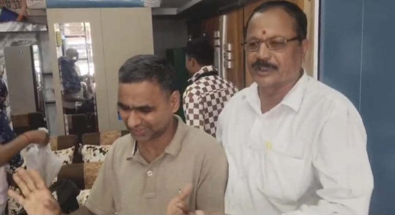 प्रामाणिकपणाचा आदर्श! ७५ हजारांची बॅग परत केली