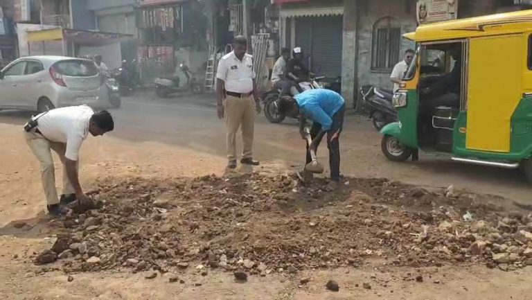 वाहतूक पोलिसांनी हाती घेतली कुदळ-फावडी!