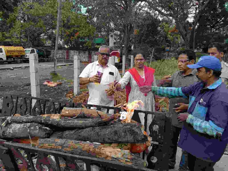 निराधारावर अंत्यसंस्कार करून ‘यांनी’ घडवले माणुसकीचे दर्शन