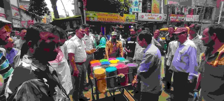 मनपा, रहदारी पोलिसांची गणपत गल्ली धडक मोहीम; हटवली अतिक्रमणे