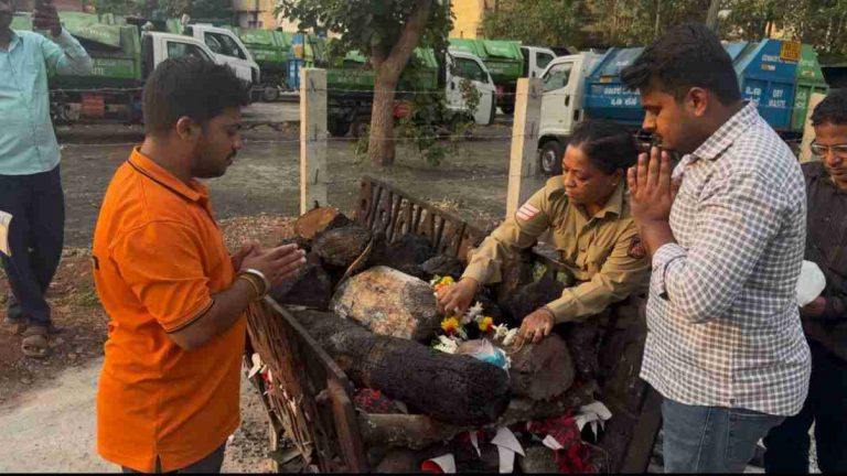 समाजसेवक, पोलिसांची माणुसकी : बेवारस वृद्धेवर केले अंत्यसंस्कार