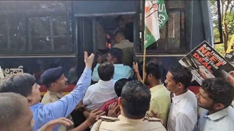 नीट  घोटाळा महागाईविरोधात  युवक काँग्रेस रस्त्यावर