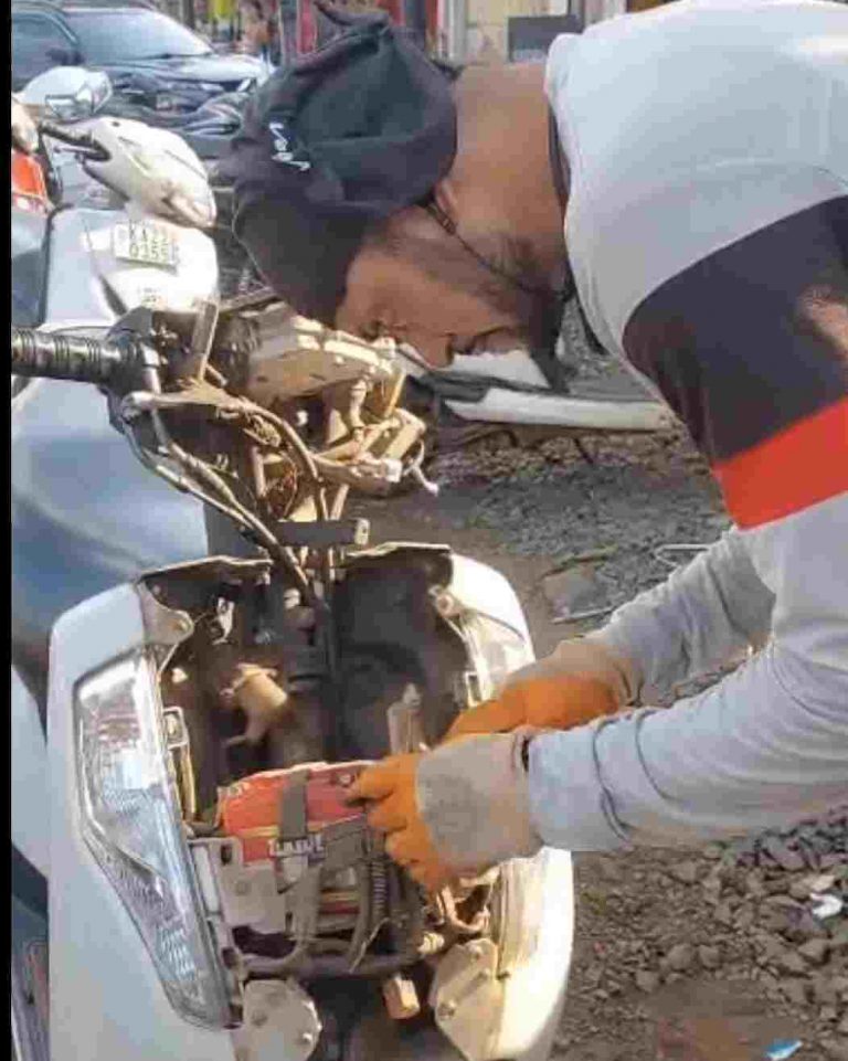 दुचाकीच्या हँडलवर चढला ‘मिनी किंग कोब्रा’;टळला अनर्थ!