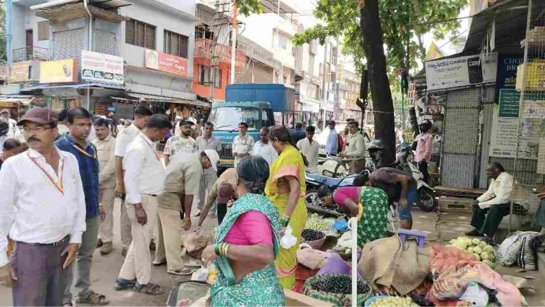गणपत गल्ली व मारुती गल्लीतील अतिक्रमणे जमीनदोस्त