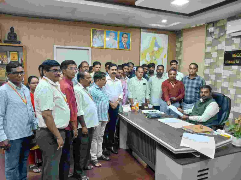 खोट्या आरोपांविरोधात आयुक्तांकडे कर्मचाऱ्यांची सामूहिक तक्रार