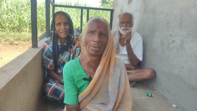 संतापजनक प्रकार : वृद्धापवेतन, दागिने बळकावून मुलाने काढले आईला घराबाहेर