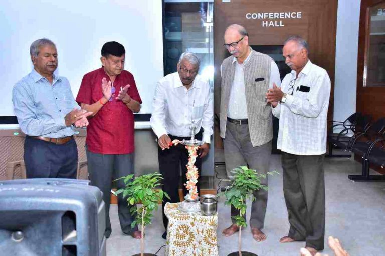 सहकार तत्त्वे समजून काम करा : मेणसे