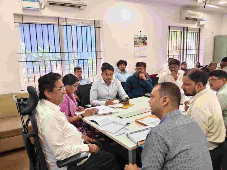 प्रलंबित विकास कामे जलद गतीने पूर्ण करा – आम. सेठ यांचे अधिकाऱ्यांना निर्देश