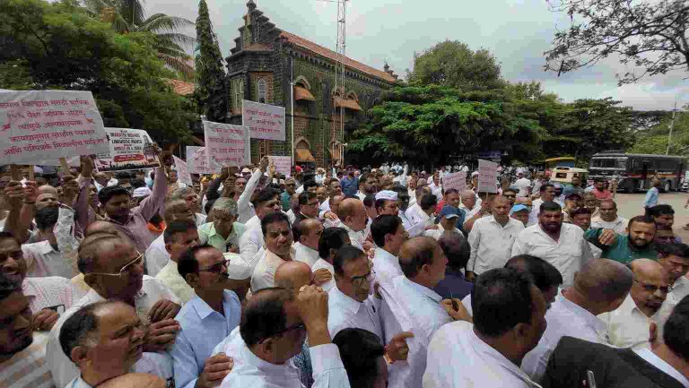 मराठी फलकांसाठी जिल्हाधिकारी कार्यालयासमोर निदर्शने