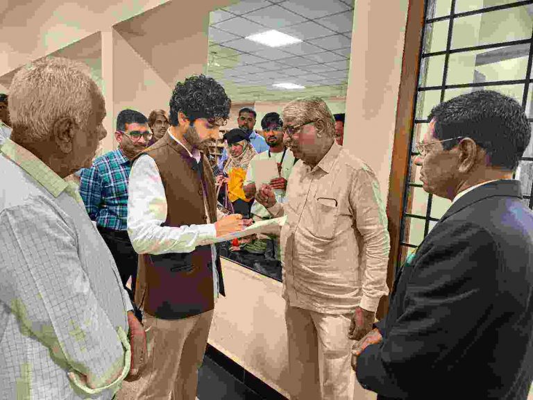 मराठी परिपत्रक, फलकांसाठी  पुन्हा घेतली डीसींची भेट