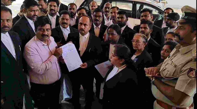 त्या पोलीस अधिकाऱ्याला  निलंबित करा