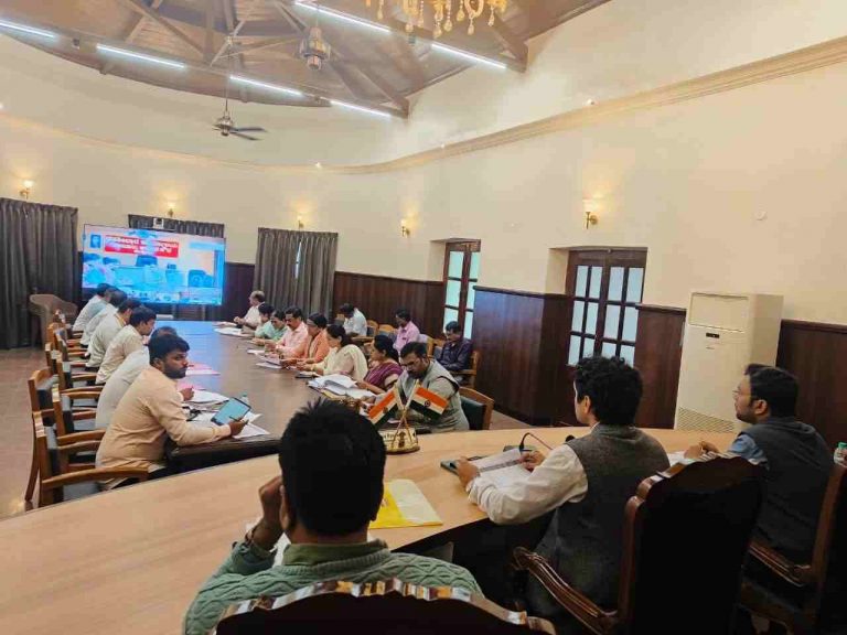 बीएलओ अधिकाऱ्यांची जिल्हाधिकाऱ्यांकडून कानउघाडणी
