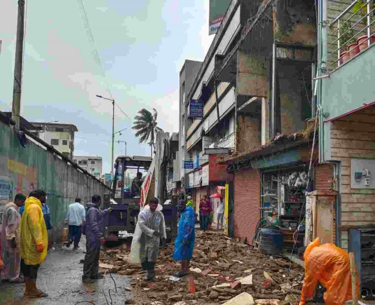 अचानक कोसळली ‘या’ इमारतीची दर्शनीय भिंत; आसपास घबराट