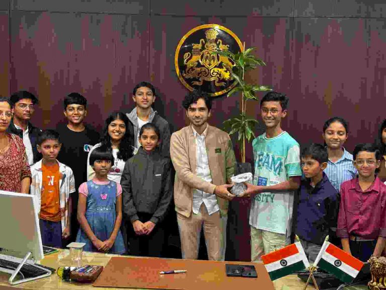 विद्यार्थ्यांची जिल्हाधिकार्‍यांकडे थेट धोनीलाआमंत्रित करण्याची मागणी