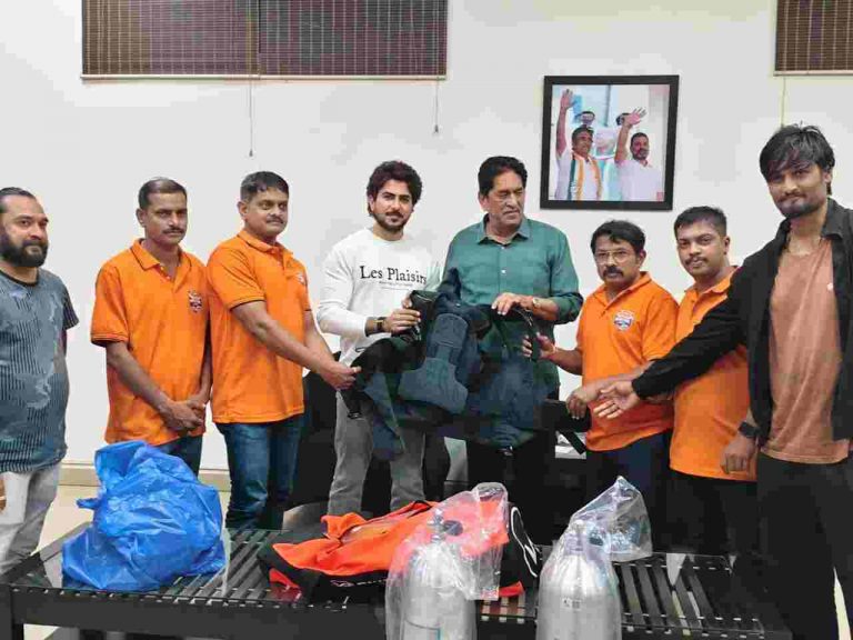 रेस्क्यू टीमला स्कूबा डायव्हिंग किट भेट