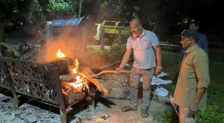 उपेक्षित ‘राखी’च्या शेवटच्या प्रवासात समाज बनला तिचा पाठीराखा!