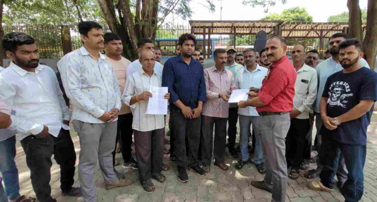 केयुडब्ल्यूएस’ कर्मचाऱ्यांचे जिल्हाधिकारी कार्यालयासमोर आंदोलन