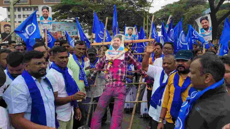 बेळगावात सहाय्यक आयुक्तांविरोधात आंदोलन