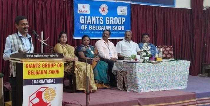 “वाचन केले तरच वाचाल” : विद्यार्थिनींना प्रा. मायाप्पा पाटील यांचा प्रेरणादायी संदेश