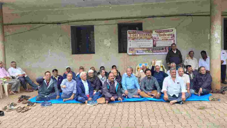 बीएसएनएल कर्मचाऱ्यांचे तीन दिवसीय धरणे आंदोलन