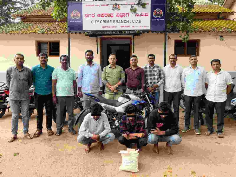 गांजा विक्रीप्रकरणी तिघांना अटक