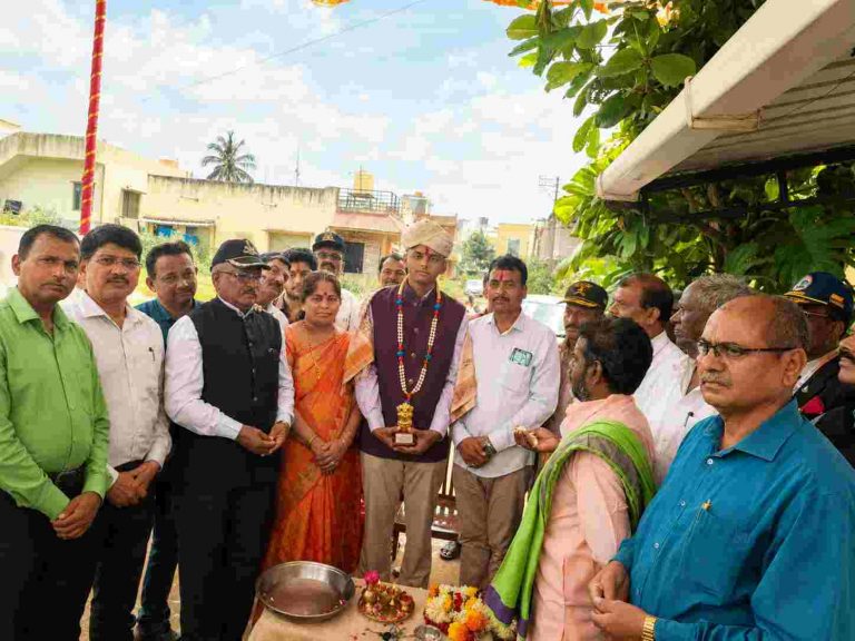 लेफ्टनंट होताच परिसराने केला अभिमानाने सत्कार…