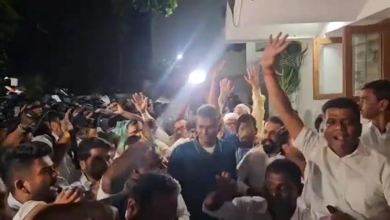 ईडीची झडती संपली; मंत्री सतीश जारकीहोळींची समर्थकांशी भेट