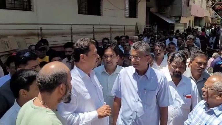 ढोर गल्ली अग्निकांड : पालकमंत्री सतीश जारकीहोळी यांनी केली घटनास्थळाची पाहणी