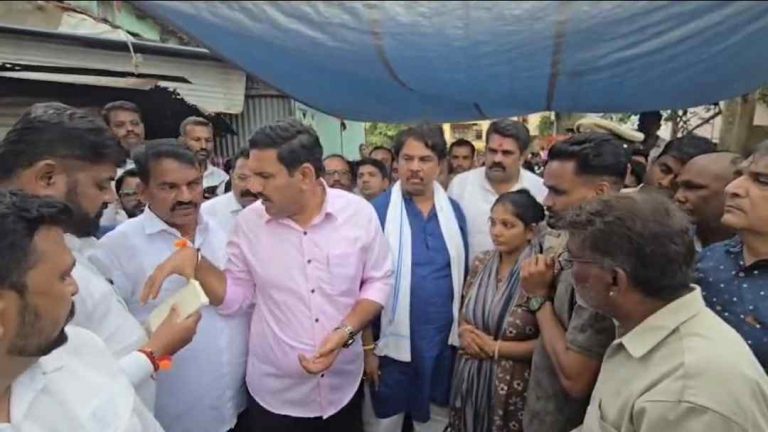 ढोर गल्लीतील दुर्घटनाग्रस्त कुटुंबाला भाजपची १ लाखांची मदत