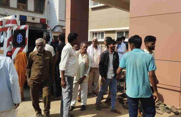 दुर्गामाता मिरवणुकीत भीषण अपघात; तिघांचा मृत्यू, दहाहून अधिक जखमी
