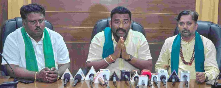 केंद्रीय मंत्री प्रल्हाद जोशी यांच्यासोबतची बैठक निष्फळ;